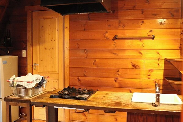 Køleskab, kogeplade, køkkentøj/tallerkener/redskaber