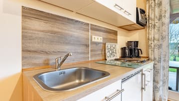 Kühlschrank, Ofen, Herdplatte, Wasserkocher mit Kaffee-/Teezubehör