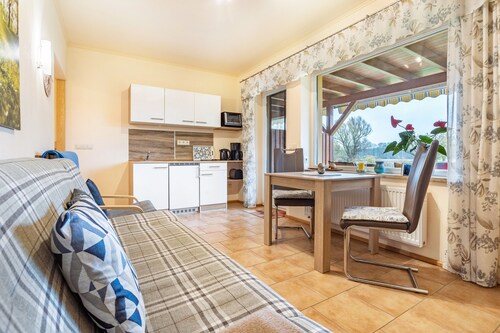 Ferienwohnung 'Federower Hofsee Fischadler' mit Seeblick, privater Terrasse und Wi-Fi