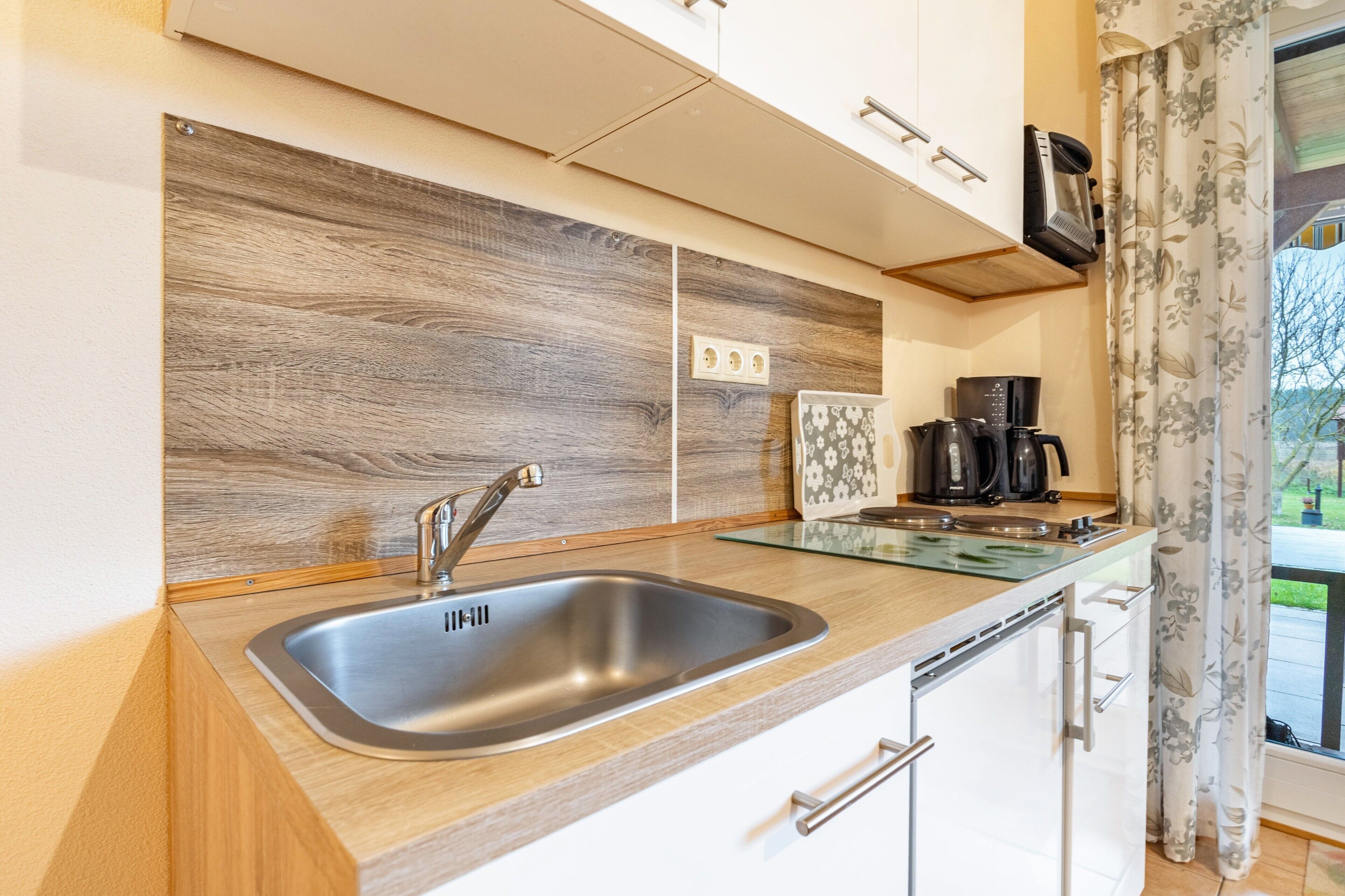 Een koelkast, een oven, een kookplaat, een koffiezetapparaat/waterkoker