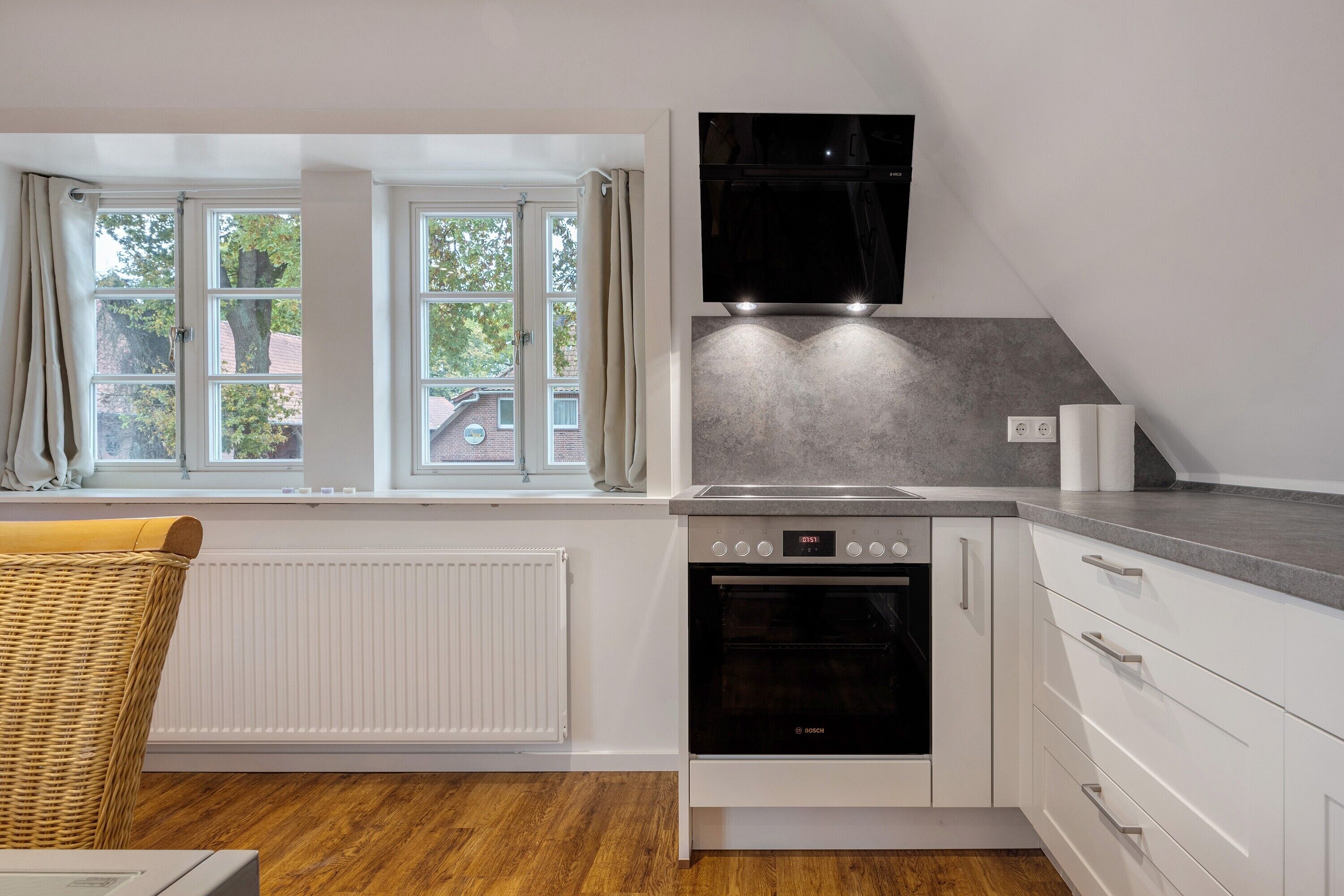 Kühlschrank, Ofen, Herdplatte, Wasserkocher mit Kaffee-/Teezubehör