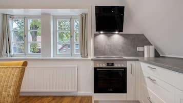 Kühlschrank, Ofen, Herdplatte, Wasserkocher mit Kaffee-/Teezubehör