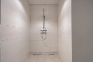 Shower, towels - Holiday Home 'Fewo Fachwerk 2' (Hohne)
