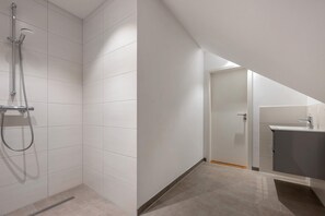 Shower, towels - Holiday Home 'Fewo Fachwerk 2' (Hohne)