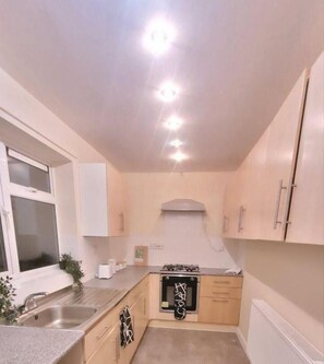 Fridge, microwave, oven, stovetop - Warrington - House - Sleeps 6 - Parking - Garden (Warrington)