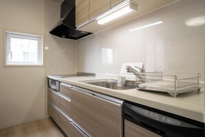 ثلاجة، ميكروويف، موقد طهي مسطح، مستلزمات طهي/أطباق/أوعية