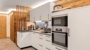 Frigorífico, microondas, placa de cocina y lavavajillas