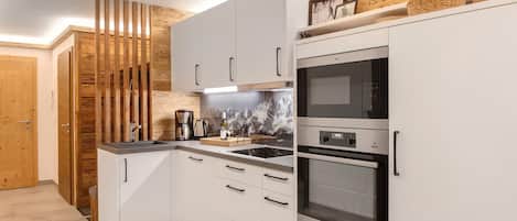 Réfrigérateur, micro-ondes, plaque de cuisson, lave-vaisselle
