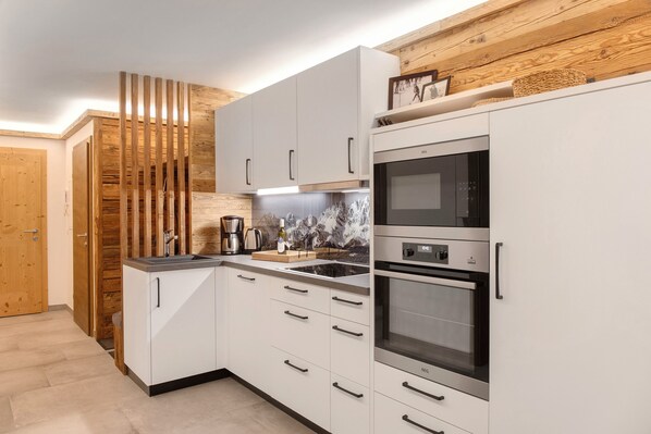 Fridge, microwave, stovetop, dishwasher