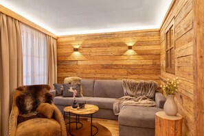 TV - Apartment 'Panorama Chalets Am Pass Thurn' with Mountain View, Private Terrace and Wi-Fi (Mittersill)