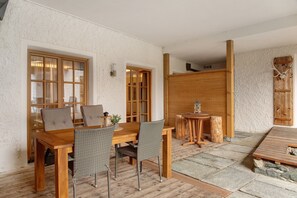 Outdoor dining - Apartment 'Panorama Chalets Am Pass Thurn' with Mountain View, Private Terrace and Wi-Fi (Mittersill)