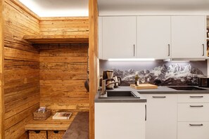 Fridge, microwave, stovetop, dishwasher - Apartment 'Panorama Chalets Am Pass Thurn' with Mountain View, Private Terrace and Wi-Fi (Mittersill)
