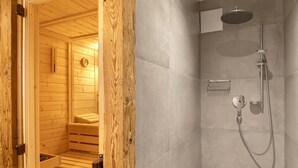 A wooden sauna with a shower area, including a showerhead and a towel rack. - Apartment 'Panorama Chalets Am Pass Thurn' with Mountain View, Private Terrace and Wi-Fi (Mittersill)