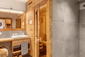 Douche, séchoir à cheveux, serviettes fournies