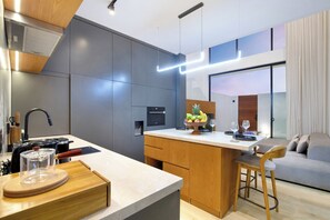 Grand réfrigérateur, micro-ondes, four, plaque de cuisson