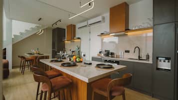 Grand réfrigérateur, micro-ondes, four, plaque de cuisson