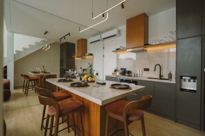 Großer Kühlschrank, Mikrowelle, Ofen, Herdplatte