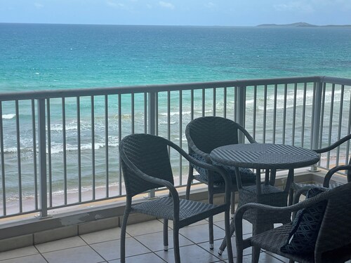 Ocean front condo, breathtaking view,3 bedrooms sleep 7