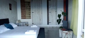 1 slaapkamer, een strijkplank/strijkijzer, wifi, beddengoed