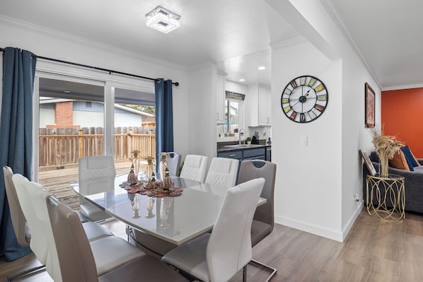 Dining - Spacious 4-bedroom house in delightful Marina with WiFi (Marina)