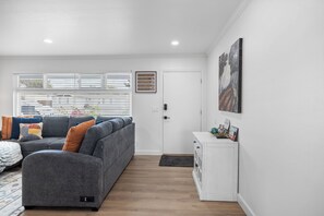 Smart TV, fireplace - Spacious 4-bedroom house in delightful Marina with WiFi (Marina)