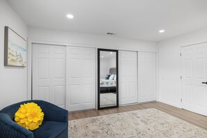 4 bedrooms, iron/ironing board, travel cot, WiFi - Spacious 4-bedroom house in delightful Marina with WiFi (Marina)