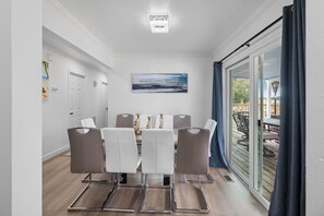 Dining - Spacious 4-bedroom house in delightful Marina with WiFi (Marina)