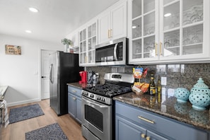 Microwave, oven, stovetop, dishwasher - Spacious 4-bedroom house in delightful Marina with WiFi (Marina)