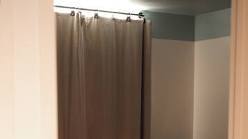 5 slaapkamers, een bureau, een strijkplank/strijkijzer, reisbedje