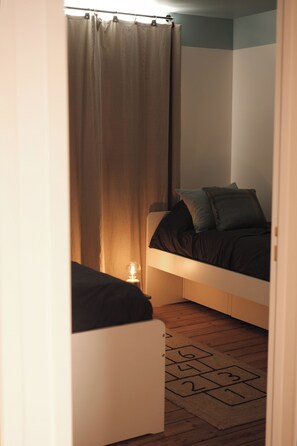 5 chambres, bureau, fer et planche à repasser, lit parapluie