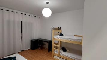 Quarto família, sacada, vista para a montanha | Espaço de trabalho para notebook, Wi-Fi de cortesia
