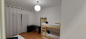 Chambre familiale, balcon, vue sur la montagne | Espace de travail pour ordinateurs portables, accès au Wi-Fi (inclus)
