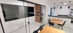 Familiekamer, balkon, uitzicht op bergen | Woonruimte