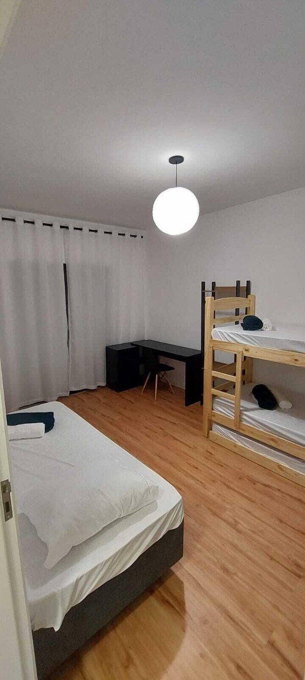 Familiekamer, balkon, uitzicht op bergen | Een laptopwerkplek, gratis wifi