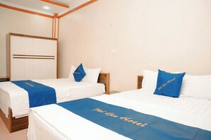 Desk, laptop workspace, blackout curtains, soundproofing - Sky Hotel - Bac Ninh (Bac Ninh)