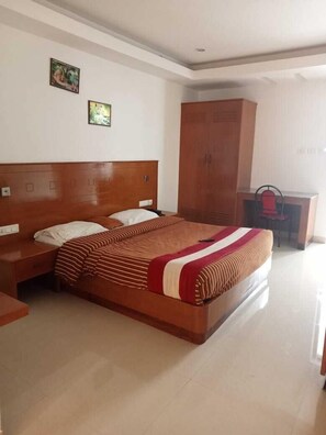 Deluxe Room | Premium bedding, soundproofing, free WiFi, bed sheets - Hotel Kurunji Meridian (Kodaikanal)