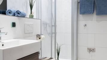 Dusche, Haartrockner, Handtücher