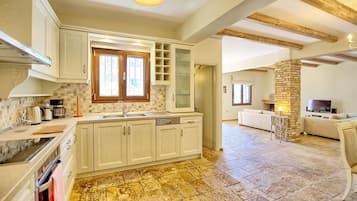 Réfrigérateur, micro-ondes, lave-vaisselle, grille-pain