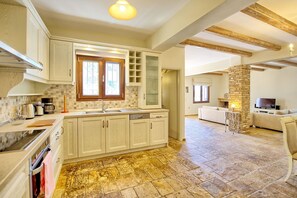 Réfrigérateur, micro-ondes, lave-vaisselle, grille-pain