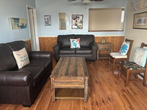 TV - Spacious 3-bedroom with AC and WiFi in welcoming Cypress (Cypress)