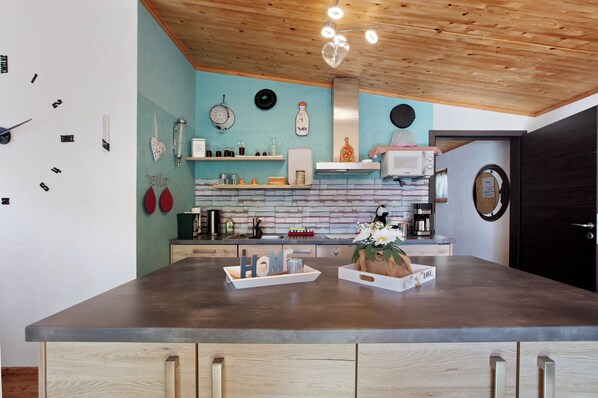 Fridge, microwave, oven, stovetop - Apartment 'Fewo Rabenfelsen' with Private Terrace and Wi-Fi (Todtnau-Geschwend)