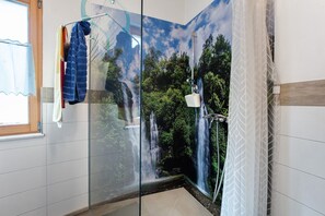 Dusche, Haartrockner, Handtücher