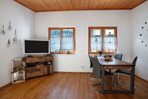 Dining - Apartment 'Fewo Rabenfelsen' with Private Terrace and Wi-Fi (Todtnau-Geschwend)