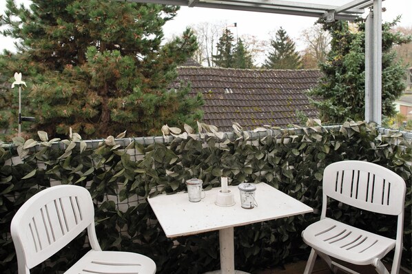 Outdoor dining - Apartment 'Alte Schmiede' with Balcony and Wi-Fi (Laage)