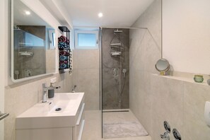 Dusche, Haartrockner, Handtücher