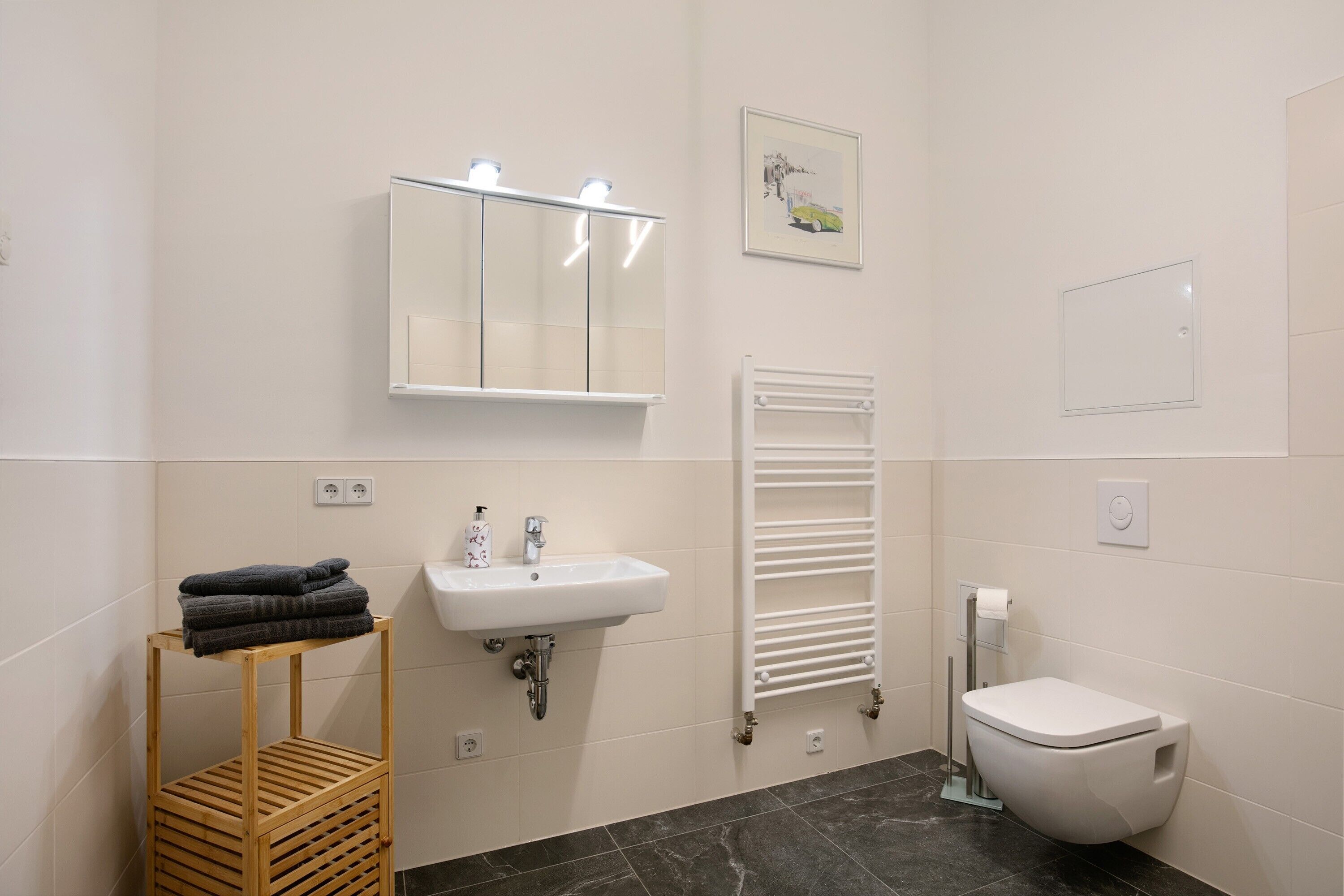 Regadera, secadora de cabello, toallas 