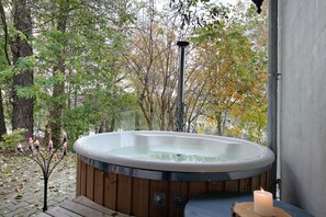 Outdoor spa tub - Apartment 'Müncheberg 1' with Private Terrace, Shared Garden and Wi-Fi (Müncheberg)