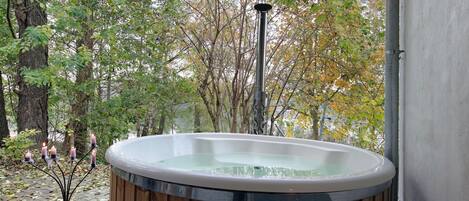 Banyera d'hidromassatge a l'aire lliure