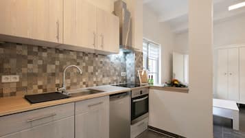 Fridge, oven, stovetop, dishwasher