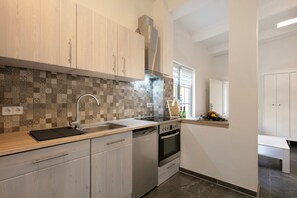 Jääkaappi, uuni, liesi, astianpesukone